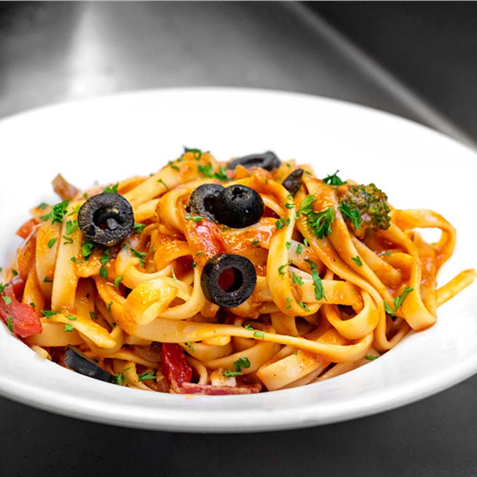 オリーブとトマトのペペロンチーノ